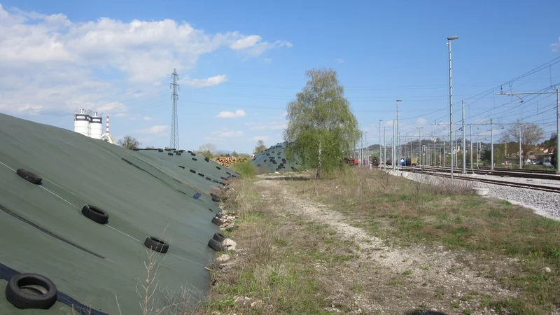 Kupe so prekrili s ponjavami, da se ne bi prašilo. Na odstranitev ali predelavo čakajo že štiri leta. FOTO: Špela Kuralt/Delo