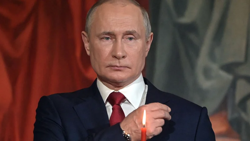 Fotografija: Vladimir Putin med prvomajskim velikonočnim obredom v pravoslavni katedrali Kristusa Odrešenika v Moskvi. FOTO: Sergei Guneyev/AFP