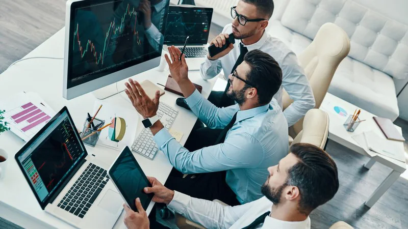 Fotografija: Skrbni analizi pričakovanih vplivov zunanjih dejavnikov na podjetje sledi strateški poslovni načrt. Foto Shutterstock