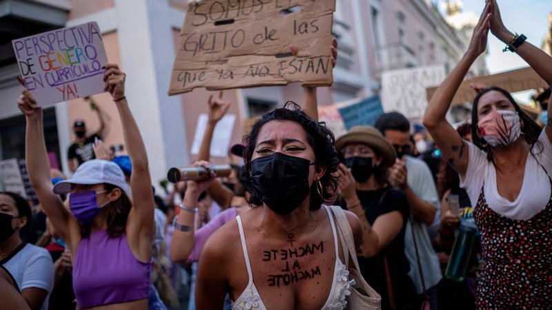 Fotografija: Pred guvernerjevo palačo v San Juanu, glavnem mestu Portorika so ženske protestirale proti spolnemu nasilju in neenakosti spolov. FOTO: Ricardo Arduengo/Afp
 