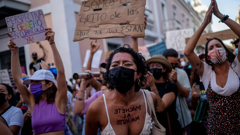 Fotografija: Pred guvernerjevo palačo v San Juanu, glavnem mestu Portorika so ženske protestirale proti spolnemu nasilju in neenakosti spolov. FOTO: Ricardo Arduengo/Afp