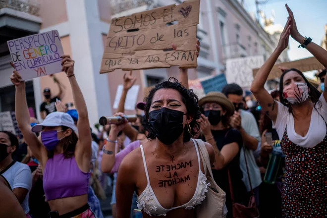 Pred guvernerjevo palačo v San Juanu, glavnem mestu Portorika so ženske protestirale proti spolnemu nasilju in neenakosti spolov. FOTO: Ricardo Arduengo/Afp<br />

