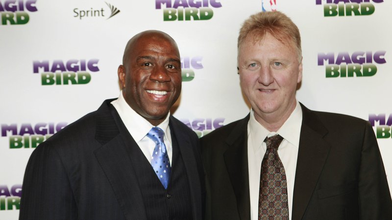 Fotografija: Earvin Magic Johnson (levo) in Larry Bird sta bila desetletje velika tekmeca v NBA in potem še zaščitna znamka sanjskega moštva. FOTO: Allison Joyce/Reuters