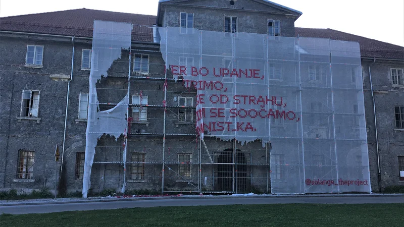 Fotografija: »Umetnici bomo predlagali, da njeno poškodovano delo ostane na pročelju Palače Cukrarna kot ogledalo vsem nam in kot opomin,« je dogodek komentiral Blaž Peršin, direktor Muzeja in galerij mesta Ljubljane. FOTO: Arhiv MGML
