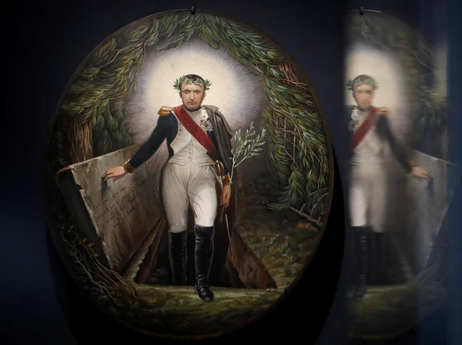 Med 15-letno vladavino je Napoleon dal Franciji civilni zakonik ter številne institucije današnje države, kot so državni svet, Banka Francije, gimnazije, upravne službe. Na fotografiji delo Horacea Verneta <em>Napoleon vstaja iz groba</em>.<br />
Foto Sarah Meyssonnier/Reuters