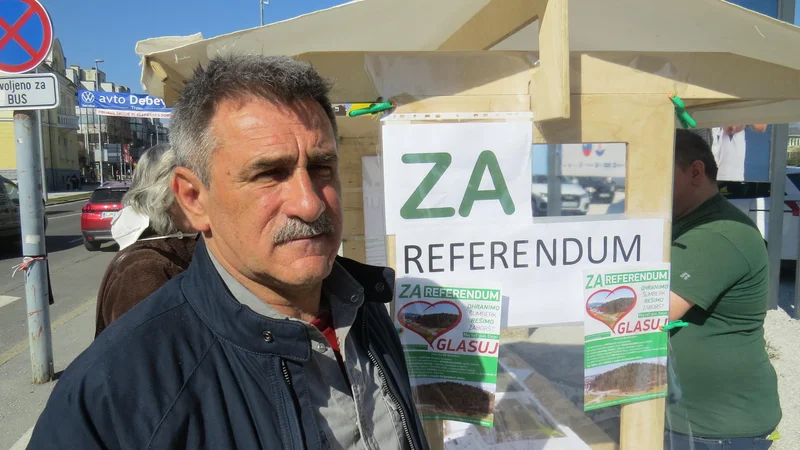 Fotografija: Ivan Pšag, predstavnik civilne iniciative, upa, da bodo lahko nadaljevali z zbiranjem podpisov za referendum. FOTO: Bojan Rajšek/Delo