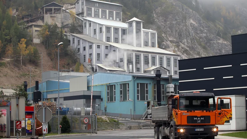 Fotografija: Separacija v Žerjavu, v kateri je potekalo ločevanje, prebiranje in drobljenje svinčeve rude, je zaščitena kot tehniški spomenik evropskega pomena. Zgradba je naslonjena na pobočje nad Tovarno akumulatorskih baterij, ki na tej lokaciji pridobiva svinec in izdeluje industrijske baterije. Podjetje je pod inšpekcijskim nadzorom. Zadnja leta v njem niso odkrili nepravilnosti. Foto Tadej Regent