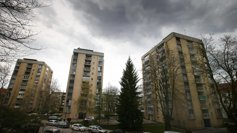 Fotografija: Lastniki stanovanj stroškov potresne obnove večinoma ne bi zmogli. FOTO: Jože Suhadolnik/Delo