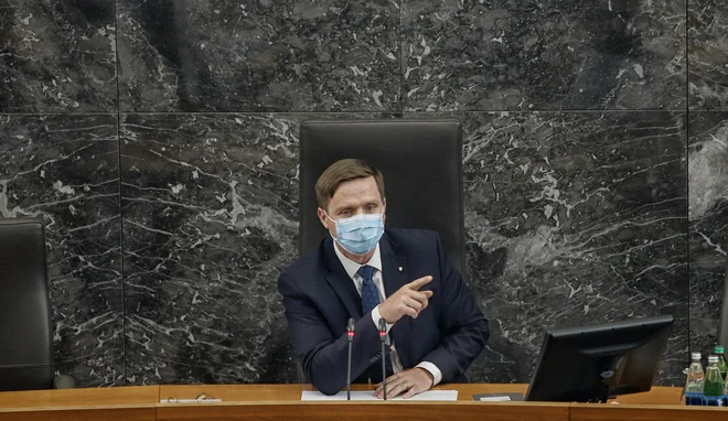 Predsednik državnega zbora Igor Zorčič pravi, da mu doslej nihče ni nedvoumno pogojeval umika s funkcije z dogovorom o ureditvi razmerij med koalicijo in opozicijo v parlamentarnih delovnih telesih. FOTO: Blaž Samec/Delo