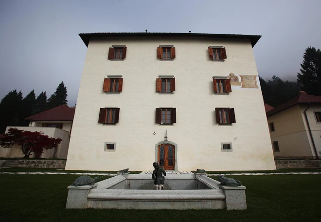 Decembra lani, v času strogih epidemioloških omejitev ter prepovedi gibanja in zbiranja, je na gradu Strmol potekalo druženje v organizaciji Sove, ki so se ga udeležili uslužbenci agencije in zunanji partnerji. FOTO: Jože Suhadolnik/Delo