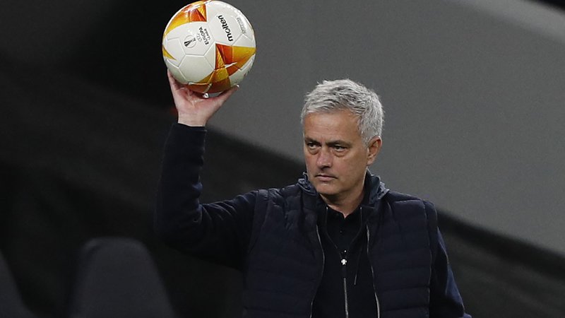 Fotografija: Jose Mourinho ni bil dolgo brezposeln. Potem ko ga je odpustil Tottenham, si je našel službo pri Romi. FOTO: Adrian Dennis/AFP