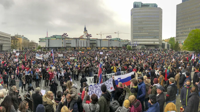 Fotografija: Protestniki izkazujejo nestrinjanje z aktualno vladno politiko. FOTO: Voranc Vogel/Delo