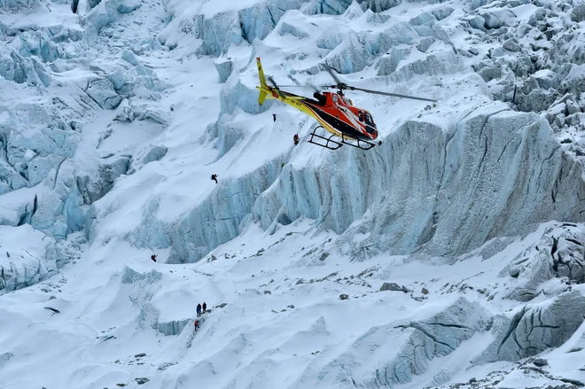 Nekatere ekipe so pod Everest prinesle lastne komplete za testiranje, da bi tako pravočasno izolirali morebitne okužene. FOTO: Prakash Mathema/AFP