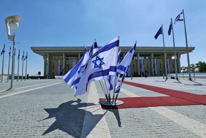 Predsednik Rivlin je že 6. aprila, ko je mandat kot prvemu zaupal Netanjahu, izrazil dvom, da bo kateremukoli kandidatu uspelo sestaviti vladno koalicijo, ki bo imela večino v parlamentu. FOTO: Emmanuel Dunand/AFP