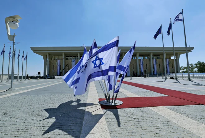 Predsednik Rivlin je že 6. aprila, ko je mandat kot prvemu zaupal Netanjahu, izrazil dvom, da bo kateremukoli kandidatu uspelo sestaviti vladno koalicijo, ki bo imela večino v parlamentu. FOTO: Emmanuel Dunand/AFP