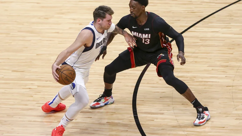 Fotografija: Luka Dončić in Miamijev center Bam Adebayo v dvoboju. FOTO: Sam Navarro/Usa Today Sports