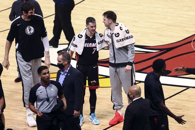 Luka Dončić in Goran Dragić sta tudi poklepetala. FOTO: Sam Navarro/Usa Today Sports