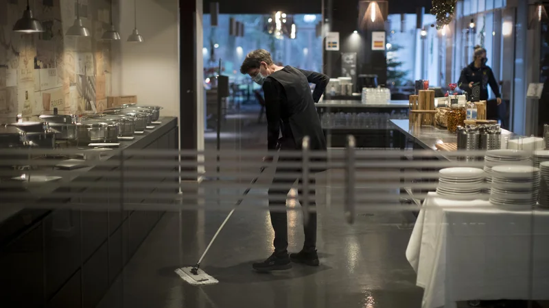 Fotografija: Podjetje se ukvarja s čiščenjem gospodinjstev ter malih in srednje velikih podjetij, deluje pa podobno kot sloviti Uber – na poziv FOTO: Jure Eržen/Delo