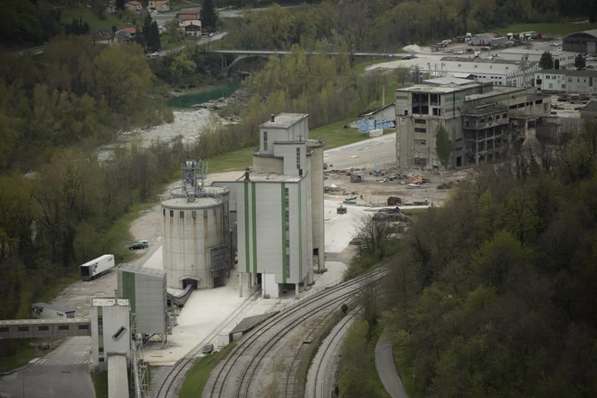 Staro cementarno je nadomestila nova, sodobna, ki se lahko meri z najboljšimi v EU. FOTO: Jure Eržen/Delo