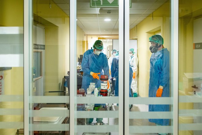 V bolnišnicah je včeraj umrlo šest bolnikov s covidom-19. FOTO: Voranc Vogel/Delo