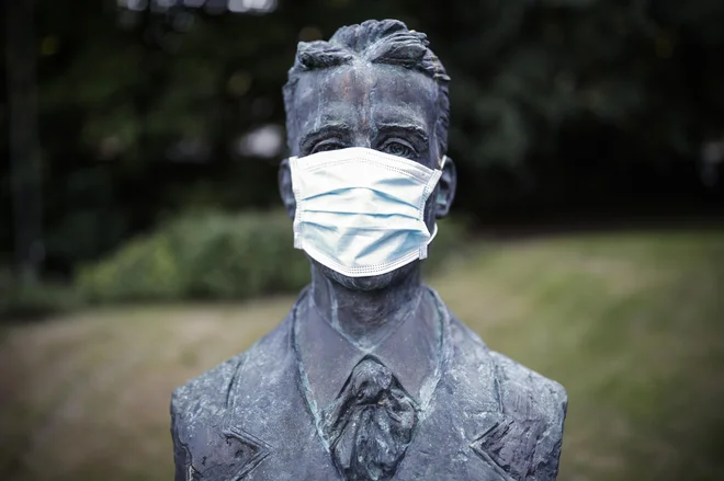 Tudi Josip Murn - Aleksandrov je dobil masko. FOTO: Uroš Hočevar/Delo