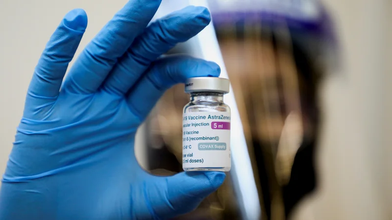 Fotografija: S hitrimi in povečanimi zmogljivostmi proizvajalca Pfizer-Biontech nadomeščajo izpad zaradi cepljenja z AstroZeneco. FOTO: Lim Huey Teng/Reuters