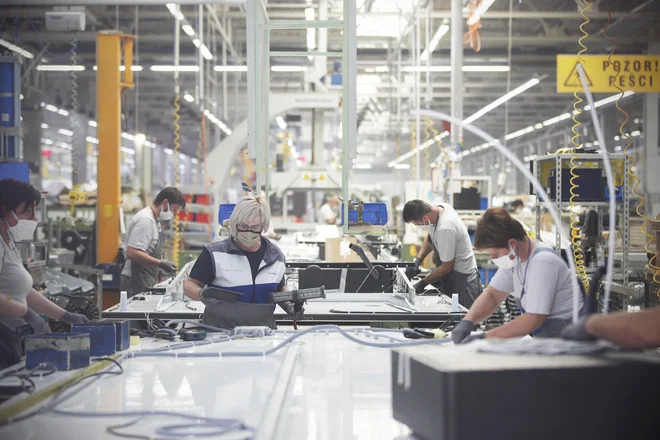 Podjetjem iz izvozne industrije in gradbeništva ta čas ne manjka naročil, posledično zaposlujejo, brezposelnost pa se za zdaj zmanjšuje. FOTO: Jure Eržen/Delo