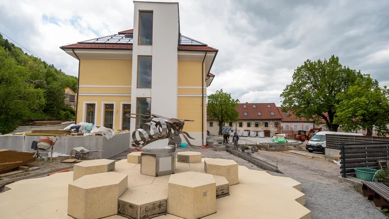 Fotografija: Tudi okolico bodočega protokoloranega objekta je treba urediti. FOTO: Gašper Stopar