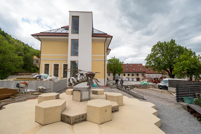 Tudi okolico bodočega protokoloranega objekta je treba urediti. FOTO: Gašper Stopar