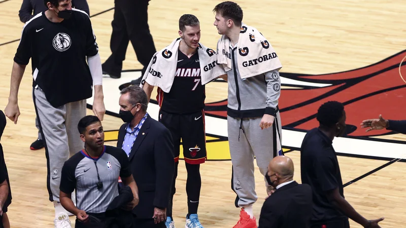 Fotografija: Goran Dragic (levo) in Luka Dončić sta po tekmi izmenjala nekaj besed v slovenščini. V zmagah sta zdaj izenačena pri 2:2.
FOTO: Sam Navarro/USA Today Sports