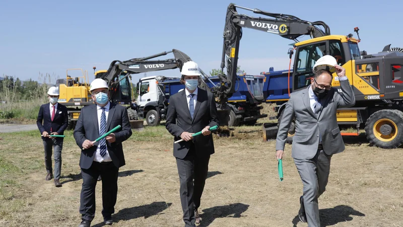Fotografija: Pavle Hevka, Kristjan Mugerli in Jernej Vrtovec so simbolično začeli z gradbenimi deli na projektu drugega tira. FOTO: Voranc Vogel/Delo