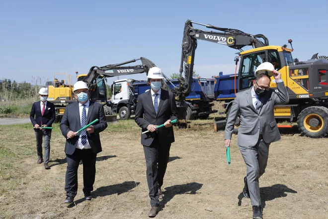 Pavle Hevka, Kristjan Mugerli in Jernej Vrtovec so simbolično začeli z gradbenimi deli na projektu drugega tira. FOTO: Voranc Vogel/Delo