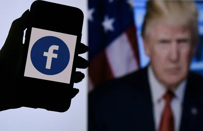 Pri facebooklu bodo o prepovedi ponovno presojali čez pol leta, twitter se je že dokončno odločil zanjo. FOTO: Olivier Douliery/AFP