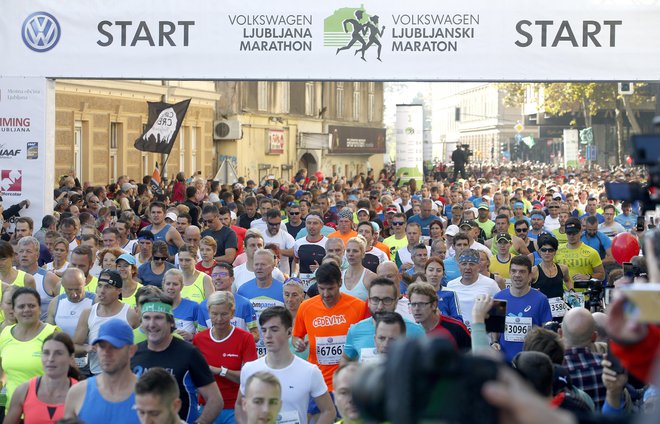 Z ničimer ni mogoče preseči energije pred startom velikega maratona. FOTO: Roman Šipić/Delo