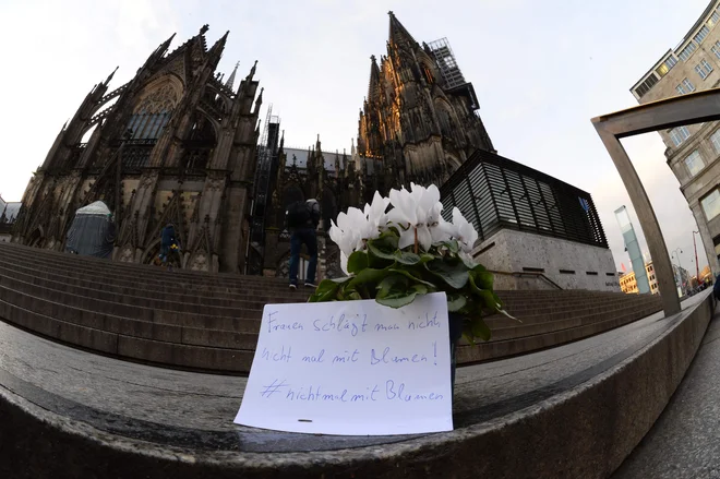 Nihče nima pravice tepsti žensk, niti z rožami. FOTO: Roberto Pfeil/AFP