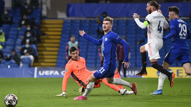 Fotografija: Nemški napadalec Timo Werner (na fotografiji v Chelseajevem modrem dresu s št. 11) je sinoči načel mrežo madridskega Reala. FOTO: Toby Melville/Reuters
