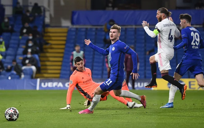 Nemški napadalec Timo Werner (na fotografiji v Chelseajevem modrem dresu s št. 11) je sinoči načel mrežo madridskega Reala. FOTO: Toby Melville/Reuters