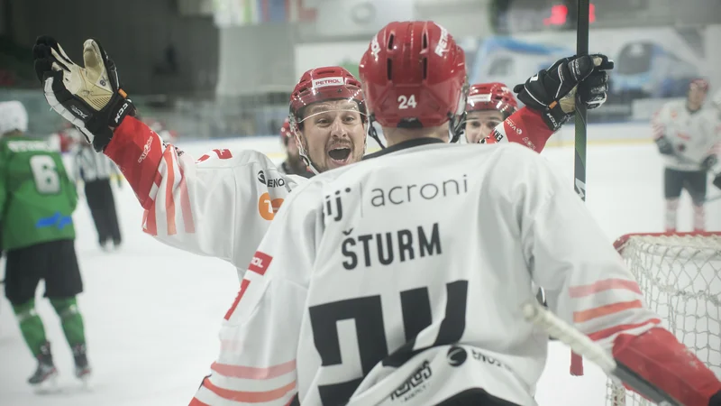 Fotografija: Takole je dvakratni strelec Sašo Rajsar skočil v objem Jaki Šturmu.
FOTO: Jure Eržen/Delo
