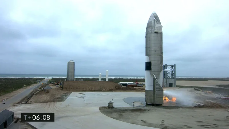 Fotografija: Starship SN15 je pristal. Ob raketi je bilo videti plamene, ki pa niso bili nevarni in so pogosto prisotni, ker še izgoreva preostanek goriva. FOTO: SpaceX/AFP