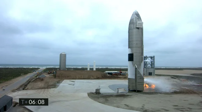 Starship SN15 je pristal. Ob raketi je bilo videti plamene, ki pa niso bili nevarni in so pogosto prisotni, ker še izgoreva preostanek goriva. FOTO: SpaceX/AFP
