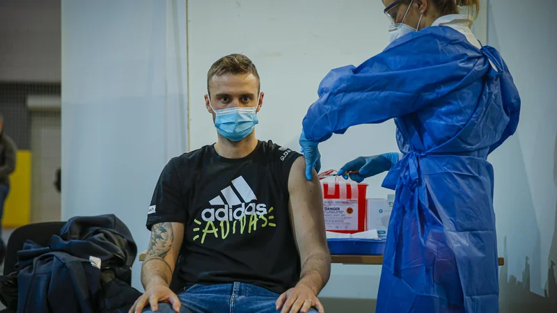 Fotografija: Predsednik vlade Janez Janša je na twitterju zapisal, da bo od ponedeljka dalje steklo cepljenje tudi vseh odraslih pod 50 let. FOTO: Jože Suhadolnik/Delo