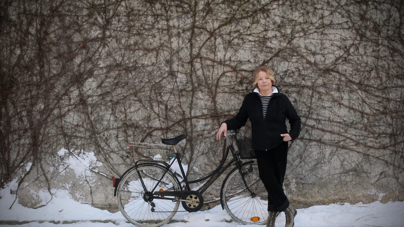 Fotografija: Vsakokratna vračanja k pisanju Mete Hočevar (in to velja za obe knjigi) skoraj nekakšna nuja, ki počasi sestavlja jasnejšo predstavo o prebranem in še bolj: sporočenem. FOTO: JURE ERŽEN