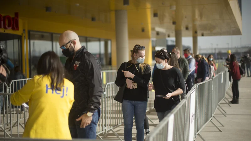 Fotografija: Slovenski potrošniki so v marcu na široko odprli denarnice za nakupe. FOTO: Jure Eržen/Delo