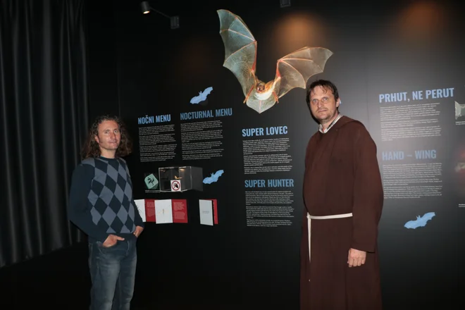 Gregor Domanjko iz krajinskega parka Goričko in kančevski župnik brat Jurij Štravs sta med zaslužnimi za nastanek razstave in ohranitev domovanja netopirjev v stari šoli v Kančevcih. FOTO: Jože Pojbič/Delo