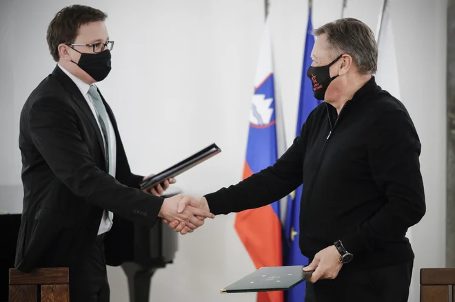 Dogovor med vlado in občino sta podpisala minister Boštjan Koritnik in župan Zoran Janković. FOTO: Uroš Hočevar/Delo