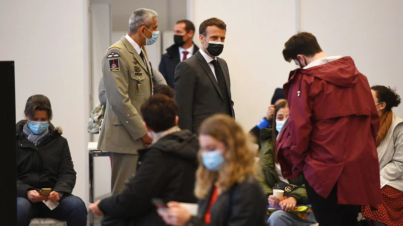 Fotografija: Predsednik Emmanuel Macron si prizadeva, da bi bila cepiva proti covidu-19 splošno dobro. Foto Christophe Archambault/AFP