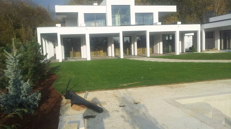 Furs je v zemljiško knjigo zabeležil plombo na hišo z bazenom Vlaste Mrčinko. FOTO: Arhiv
