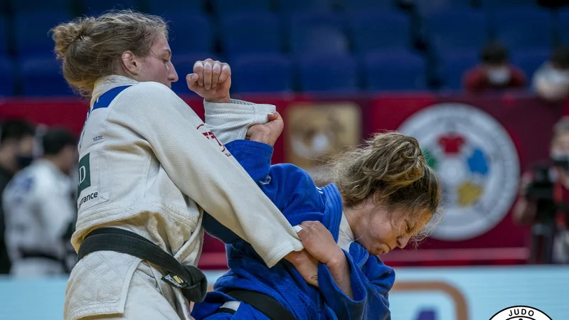 Fotografija: Andreja Leški (levo) je bila v četrtfinalu boljša od Izraelke Gili Sharir. FOTO: Gabriela Sabau/IJF