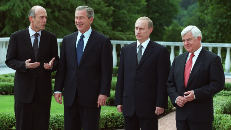 Fotografija: Vladimir Putin se že dve desetletji srečuje z ameriškimi predsedniki, prvič pa sta z Georgeem Bushem mlajšim stala drug poleg drugega leta 2001 v Sloveniji. FOTO: Tomi Lombar/Delo