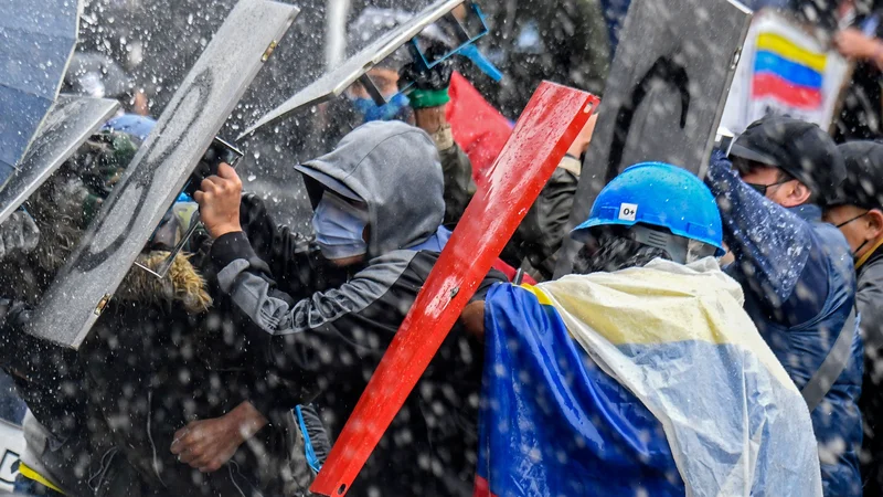Fotografija: Brutalno ravnanje kolumbijskih oblasti zaskrbljeno spremljajo človekoljubne organizacije in mednarodna javnost. FOTO: Juan Barreto/AFP